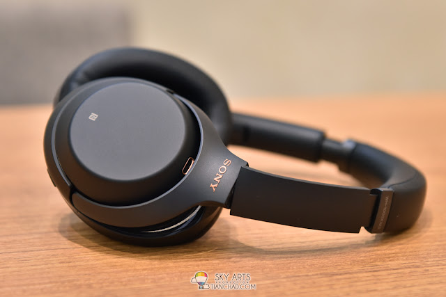 Noise Cancellation/Ambient Sound button at the side - Sony Headphone WH-1000X M3