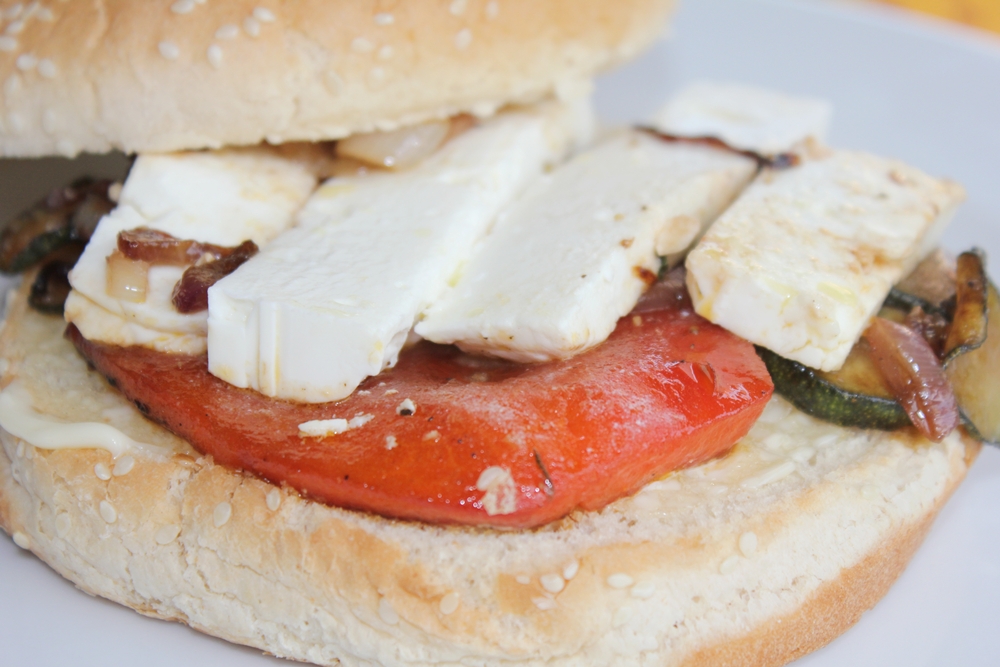 Wolkenfees Küchenwerkstatt: Hamburger mit Antipasti und Schafskäse