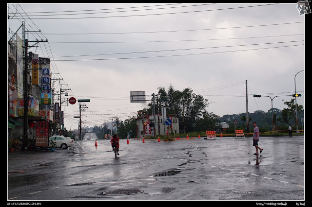 2013-07-13 蘇利颱風侵襲南投 老經驗了！這裡一直都在淹，下面兩座加油沾都倒閉了！我記得5年前整治坐前面的橋呀，不過完全沒甚麼用