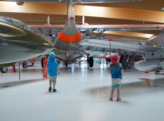Familien-Abenteuer und Attraktionen rund um Søndervig erleben: Das KidsVIP Programm von Westerland.dk. Unsere Kinder waren begeistert von Dänemarks Flugzeugmuseum.
