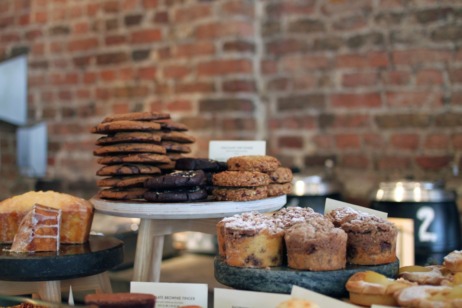 Pistachio Gail's Bakery i idealne brownie z pekanami.