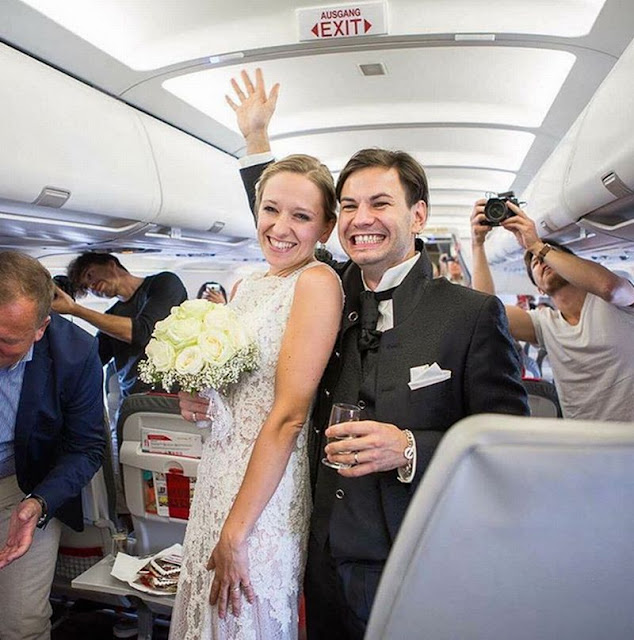 Romantis, Pasangan Kekasih Ini Menikah di Pesawat