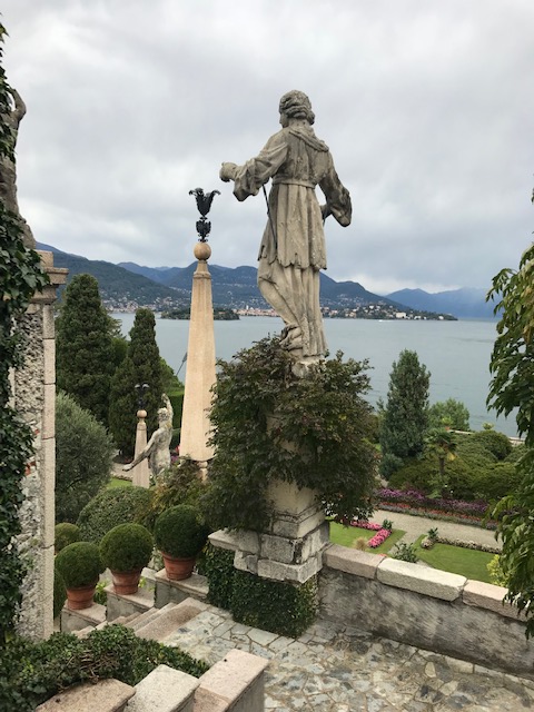 イタリア・イゾラベッラ（ベッラ島）ボロッメオ宮殿の庭にある像
