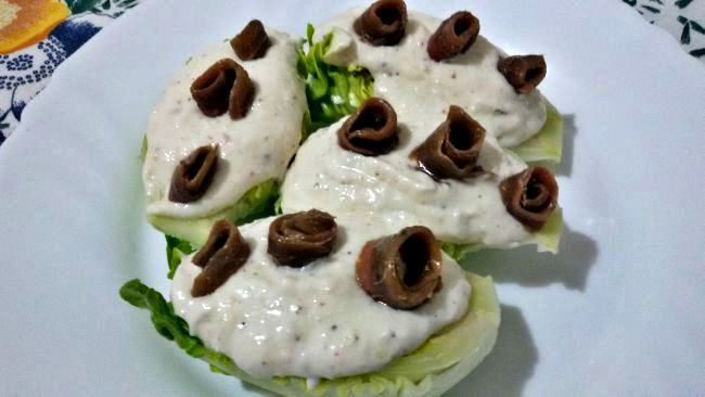 Cogollos de lechuga con crema de queso y anchoas