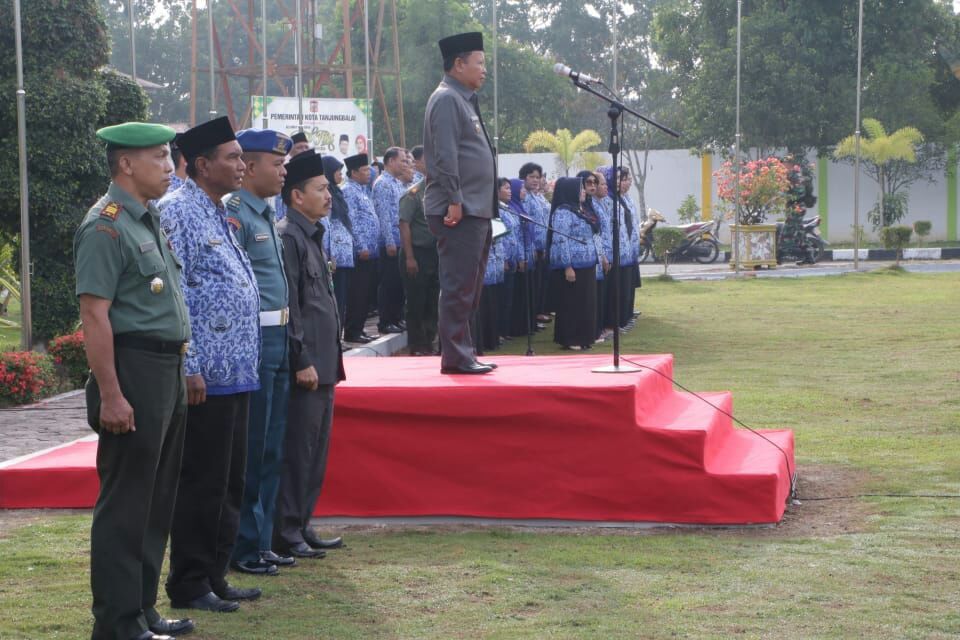 Wakil Walikota Tanjungbalai Drs H Ismail saat berada di mimbar upacara dalam upacara peringatan Hari Kesadaran Nasional Tahun 2018 Wakil Walikota Tanjungbalai Drs H Ismail saat berada di mimbar upacara dalam upacara peringatan Hari Kesadaran Nasional Tahun 2018