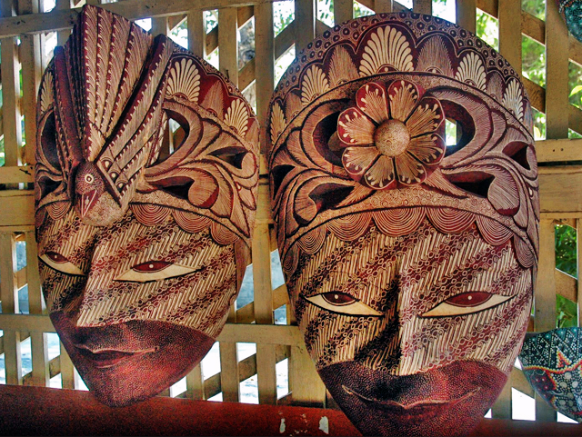 Topeng kayu dengan motif batik yang sangat detail. Sumber:2.bp.blogspot