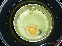 Huevos Rotos con Chorizo-friendo el huevo