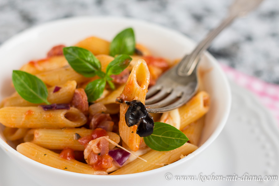 Penne with salami-mozzarella-sugo - Cooking with Diana