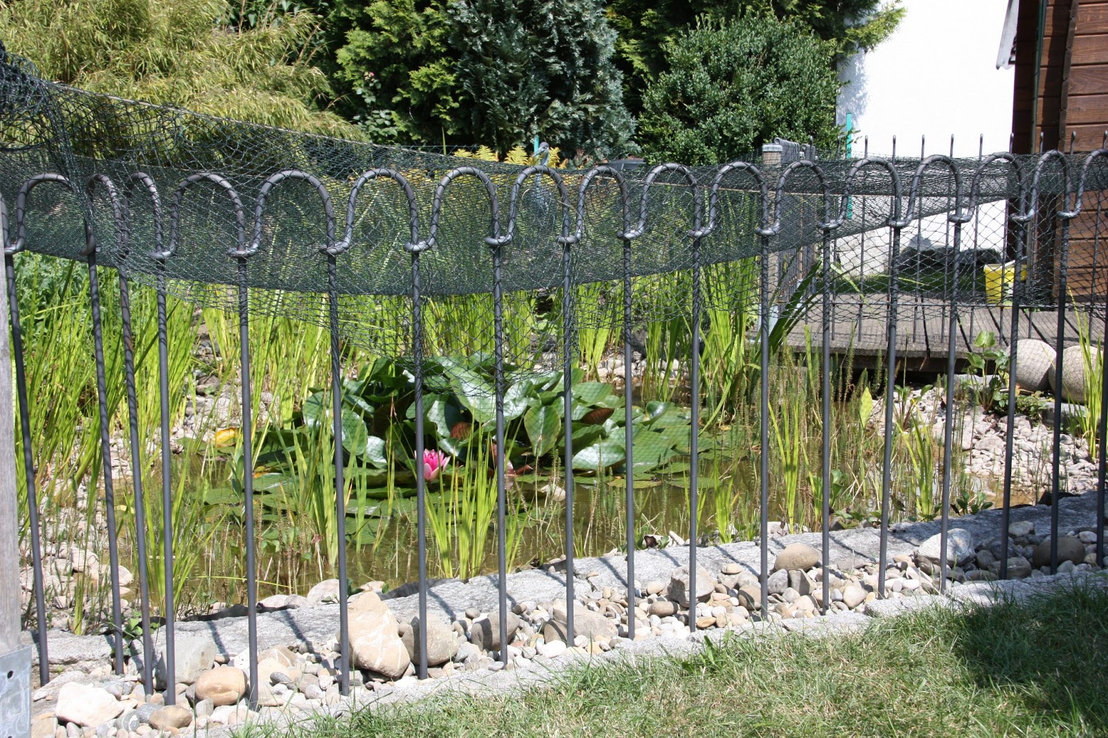 Teich und Steckzäune von www.melabel.be Fischreiherschutz Teichzaun