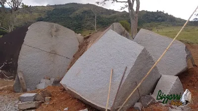 Pedra de granito bruto sendo cortado para execução de paralelepípedo para construção do pórtico de pedra.