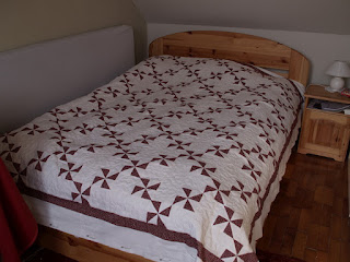 Bordó-fehér patchwork ágytakaró szélforgó blokkal franciaágyra