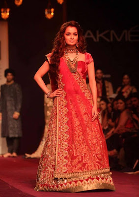 Dia Mirza walks on ramp for Shyamal and Bhumika at the LFW W/F 2013