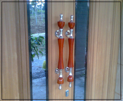 Sentuhan Kaca Reflektive pada Pintu Utama Rumah Sentuhan Kaca Reflektive pada Pintu Utama Rumah