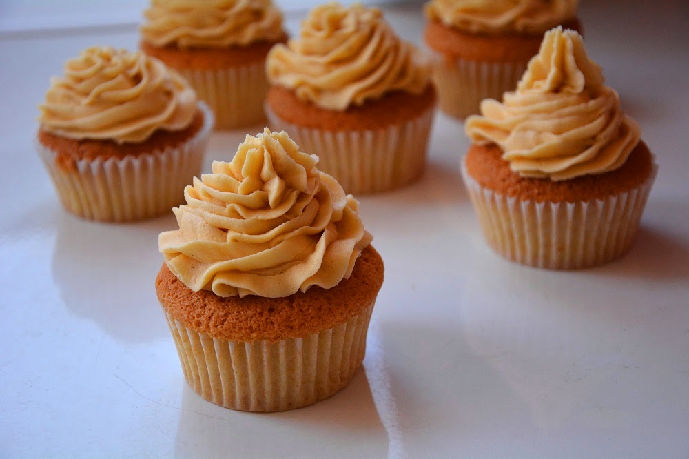 Receta básica de Cupcakes- Como hacer Bizcocho para Cupcakes fácil - Mari  Cocinillas