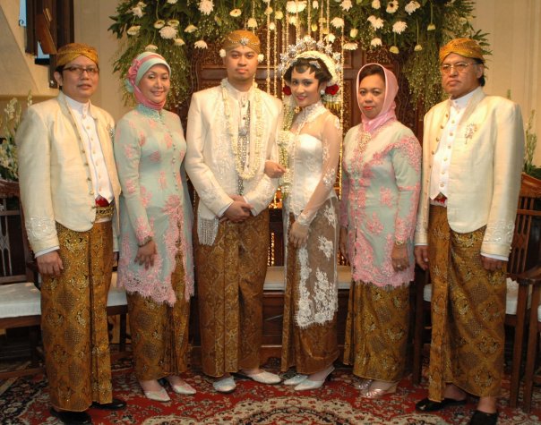 seragam modern keluarga pengantin