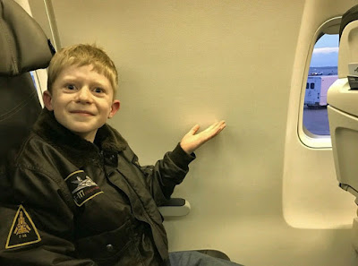 Lustiges Kind - Kein Fensterplatz im Flugzeug Lustiges Kind - Kein Fensterplatz im Flugzeug