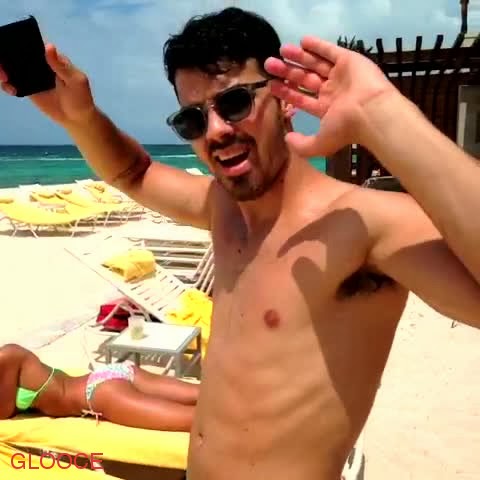 MALE CELEBRITIES: Joe Jonas Delicious and sexy shirtless 
