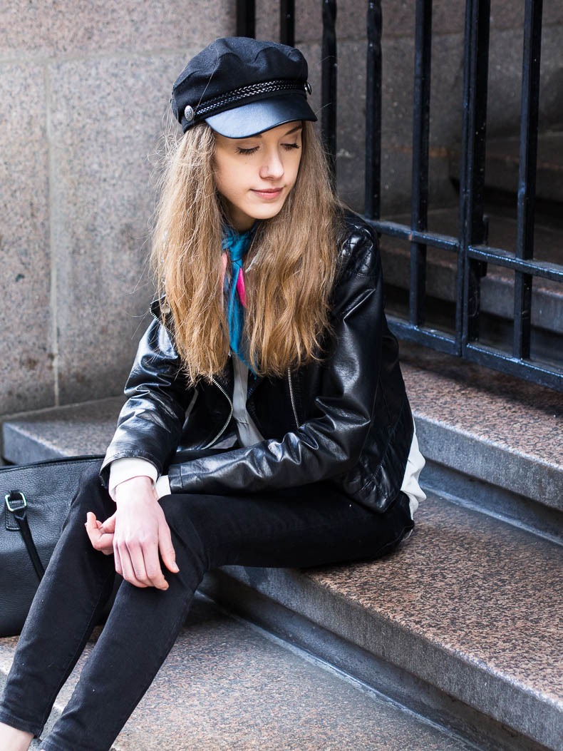 minimal-outfit-with-baker-boy-cap