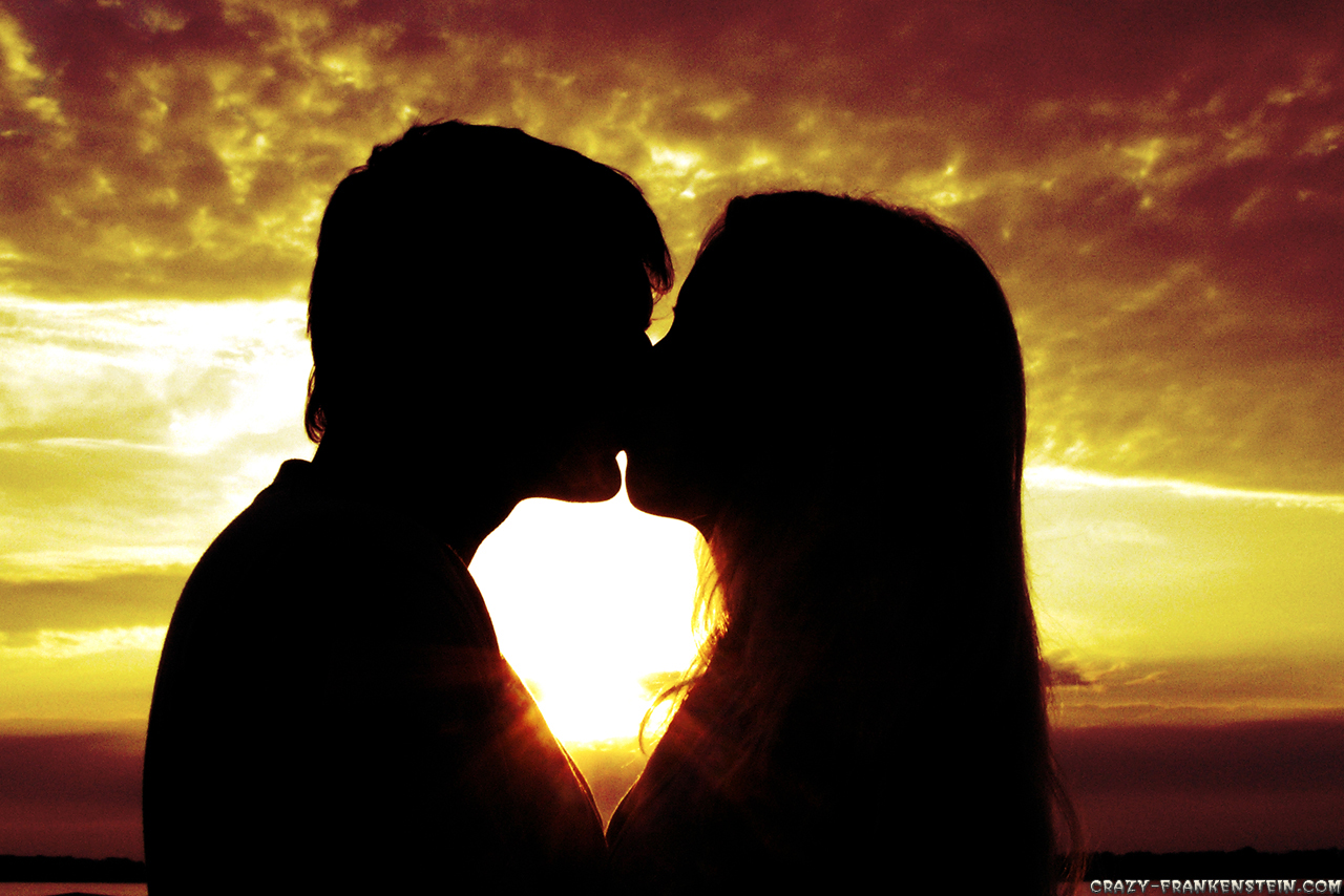 http://2.bp.blogspot.com/-GrgdOorgsyE/TvEzSlIjS_I/AAAAAAAACds/A9emdktwqhc/s1600/kissing-on-sunset-1280x854-love-wallpapers.jpg