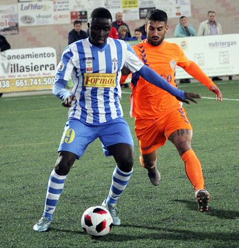 Oficial: La Roda CF, firma Younousse Diop