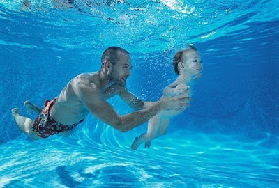 Cho trẻ học bơi khi nào?