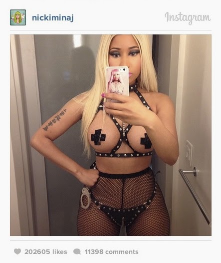 Nicki Minaj mostra decote em foto na internet e usa apenas adesivos para cobrir