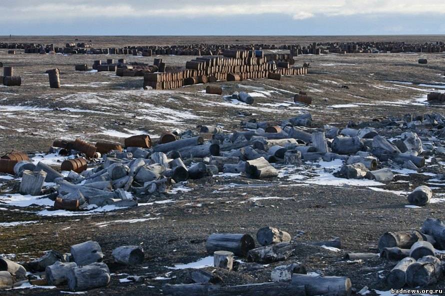 Экологическая обстановка в тундре. Остров Врангеля отходы. Загрязнение Северного Ледовитого океана. Загрязнение острова Врангеля.