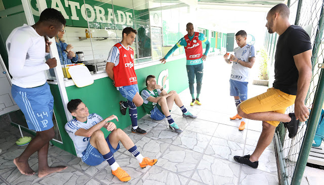 Victor Hugo volta no Palmeiras e reencontra amigos 