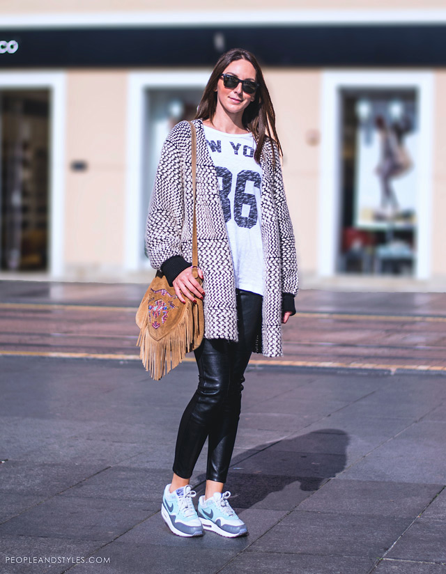 how to wear sneakers in winter, Stilistica Jasna Cindrić, stajling s Nike tenisicama. Stylist wearing Nike Air Max sneakers in daily outfit with fringe bag
