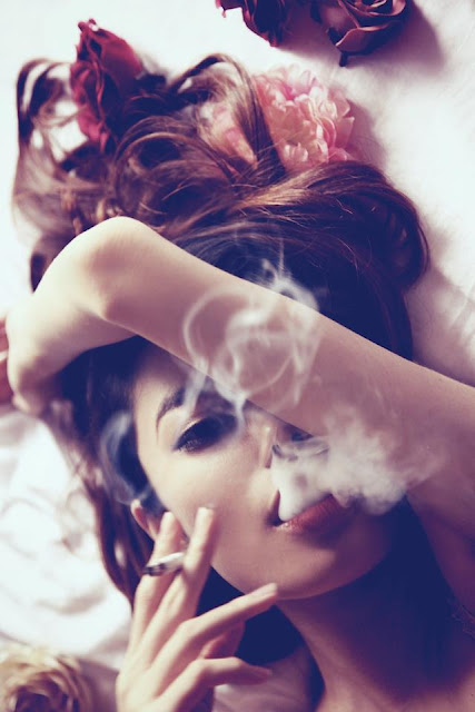 Hình ảnh con gái hút thuốc lá buồn đầy tâm trạng