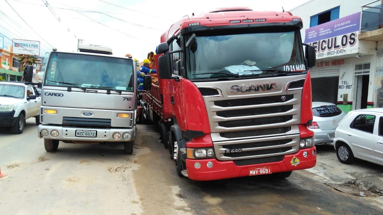 Pneus de carreta afundam em trecho de obra do esgotamento sanitário em Jacobina