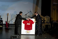 Chevrolet doneaza un tricou Manchester United