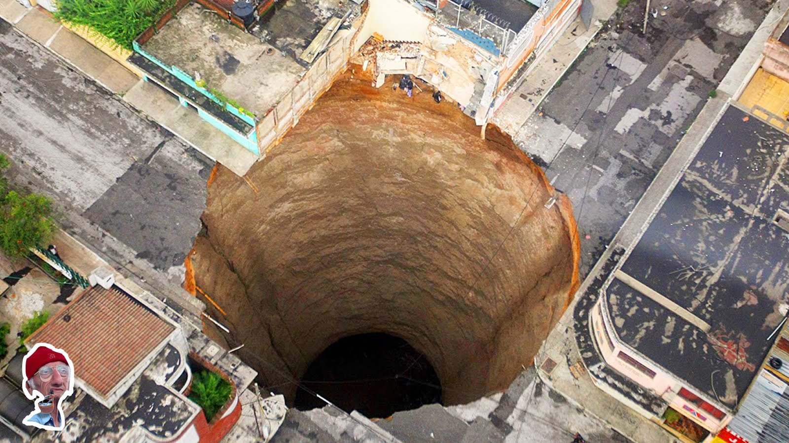 Огромные дыры жены. Карстовые воронки Березники. Карстовая воронка в Нижегородской области. Огромная дыра в земле. Огромная яма.
