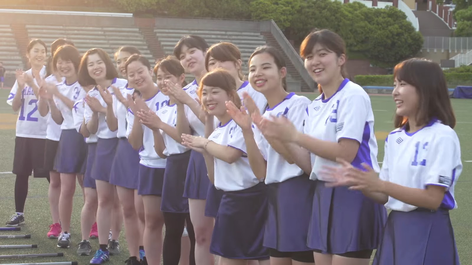 Estudantes japonesas batendo palmas