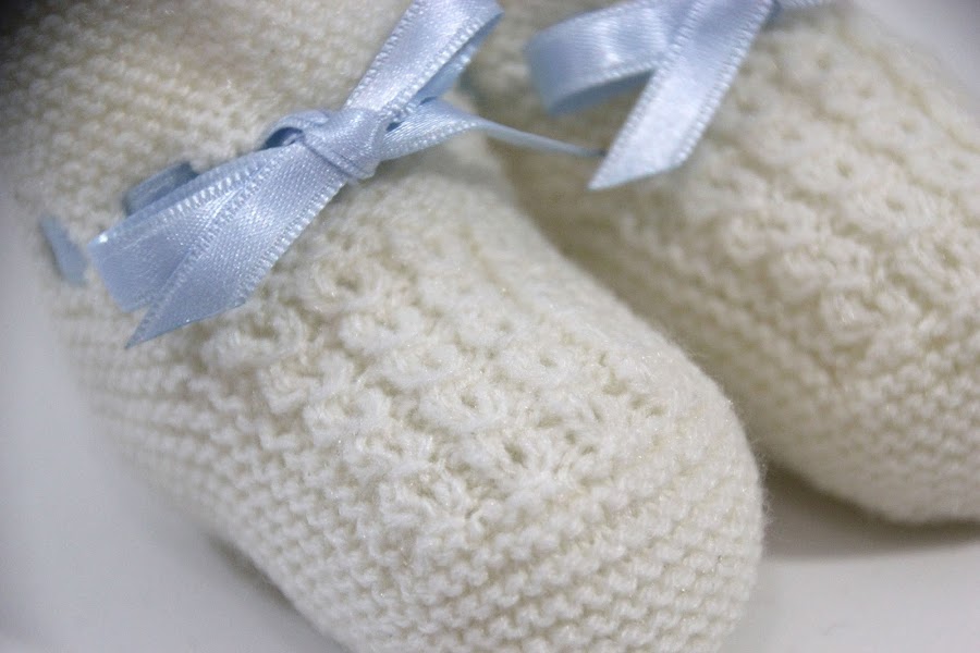 DIY Tutorial y patrones patucos de bebé tejidos con dos agujas