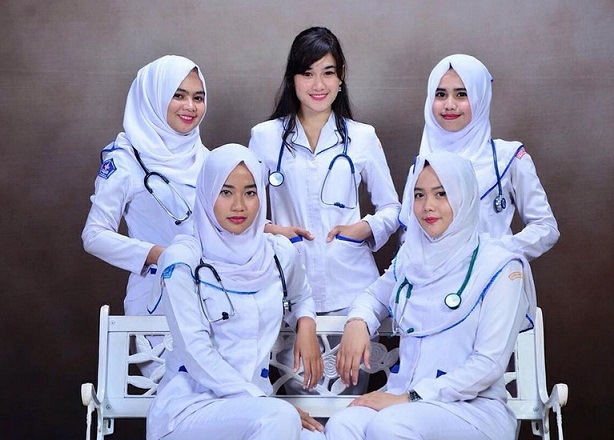 Perawat menggunakan bahasa tubuh positif saat berkomunikasi dengan pasien