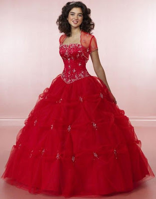 Vestido largo y rojo Foto de joven con vestido de 15 años
