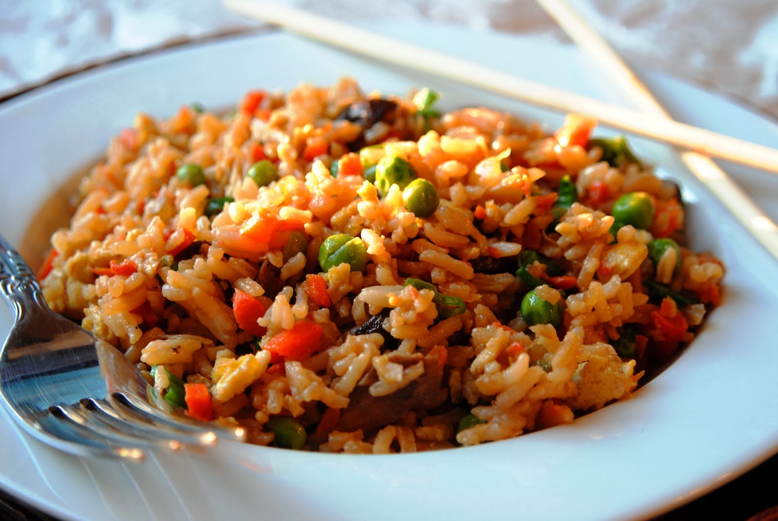 Рецепт вкусного риса с овощами. Рис с овощами на гарнир рассыпчатый. Джамбалайя с мясом и рисом. Бурый рис с овощами. Коричневый рис с овощами.