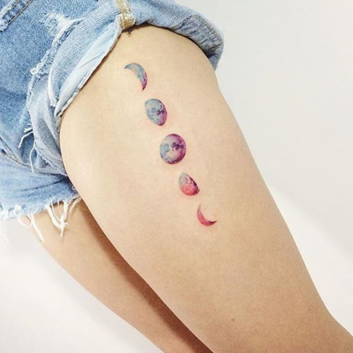 Esta bela versão dos ciclos da lua usa uma paleta de cor-de-rosa, roxo, e azul para dar vida à peça.