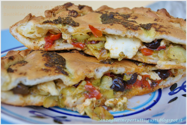 focaccia ripiena senza glutine al pesto, zucchine e mozzarella di bufala affumicata