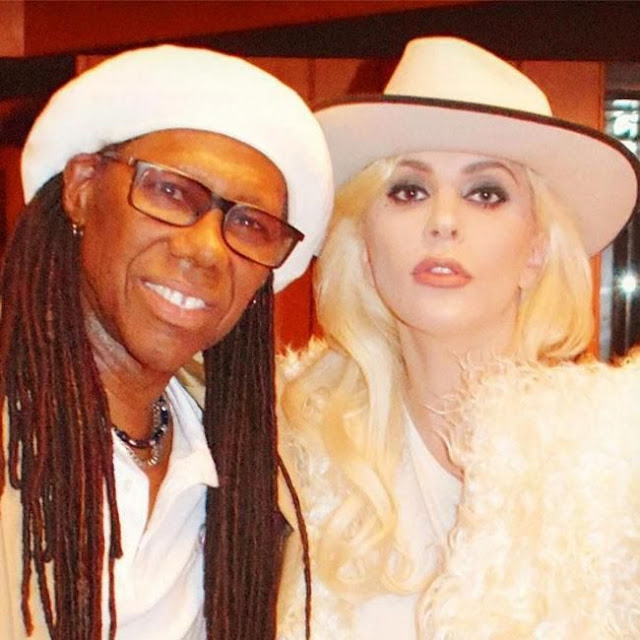 Nile Rodgers regala una guitarra de oro a Lady Gaga valorada en 100 mil dólares