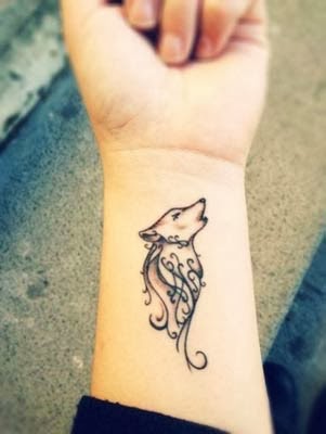 tatuagens de cachorro no pulso pequenas e delicadas