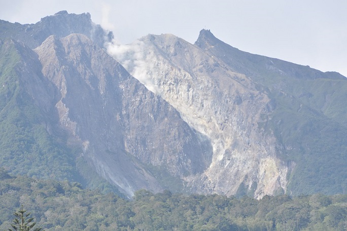 Travelplusindonesia Menguji Kebenaran Mitos Gunung Sumatera Gambar Raja Basa