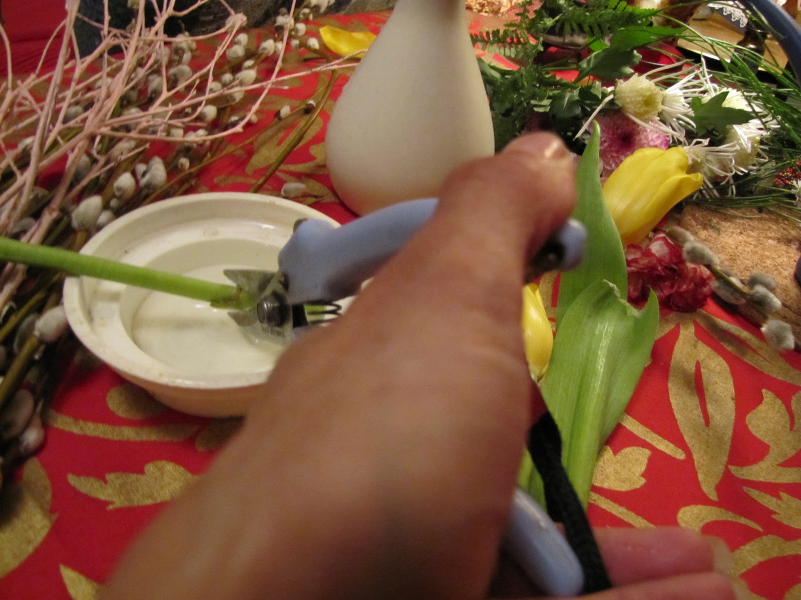 Тюльпаны долгостоящие. Тюльпаны срезка. Что нужно чтоб тюльпаны дольше стояли. Чтобы тюльпаны дольше стояли в вазе. Тюльпаны силиконовые в вазе в интерьере.