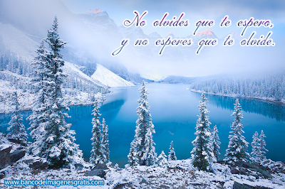 Mensaje romántico no olvides que te espero y no esperes que te olvide lago azul con montañas nevadas en invierno