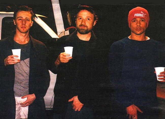 60 Iconic Behind-The-Scenes Pictures Of Actors That Underline The Difference Between Movies And Reality - Was that a coffee break during the Fight Club