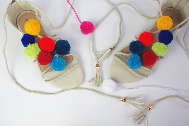 DIY PomPom Sandalen DIY PomPom Sandalen