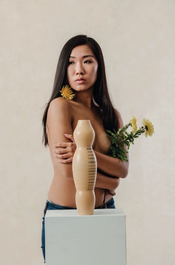 East vaso in ceramica la cui forma è ispirata alla donna dell'est, dell'Asia