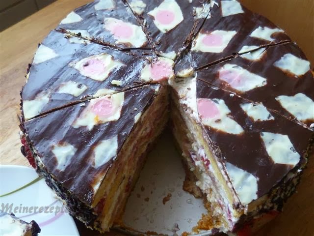 Meine Rezeptwelt: Erdbeertorte mit Schokoladendekor-Cikolata motifli ...