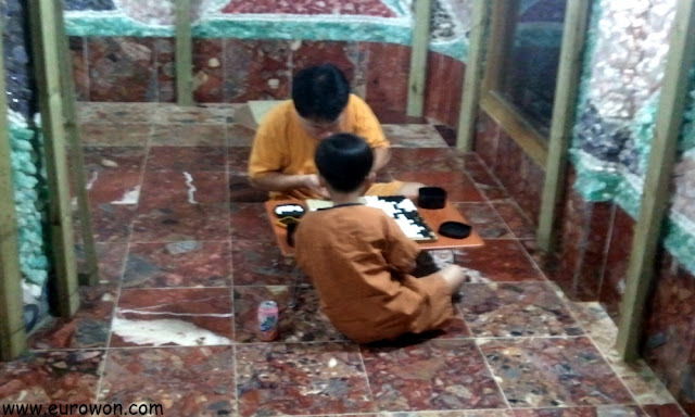 Padre e hijo jugando al baduk en el jjimjilbang